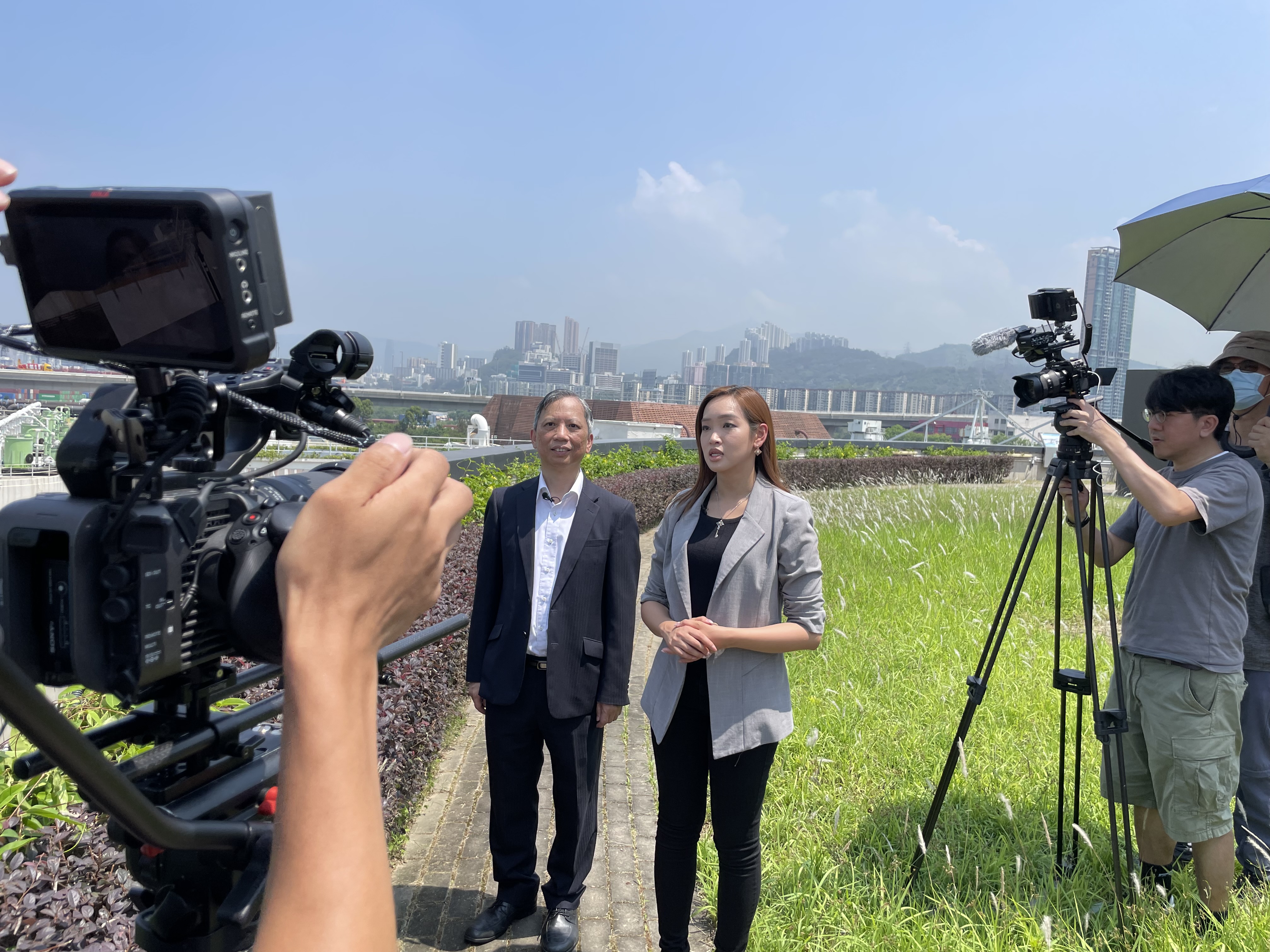 DSD System Advisor, Mr Henry CHAU Kwok-ming and DSD Electrical & Mechanical Engineer, Ms Ivy LEUNG Yick-laam introduced the Harbour Area Treatment Scheme during the interview by Phoenix TV