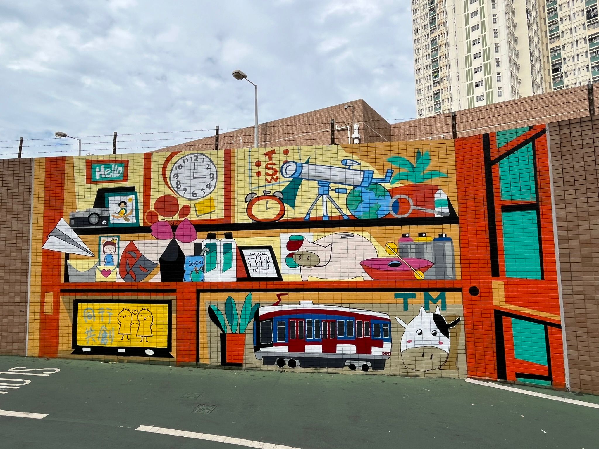The mural "Life's Treasures in the Locker" was located on the partial exterior wall of Tin Shui Wai Tin Wah Road Sewage Pumping Station. The mural adopted the theme of "lockers," with crowded items inside reflecting the sense of overcrowding experienced by young people when visiting subdivided flats