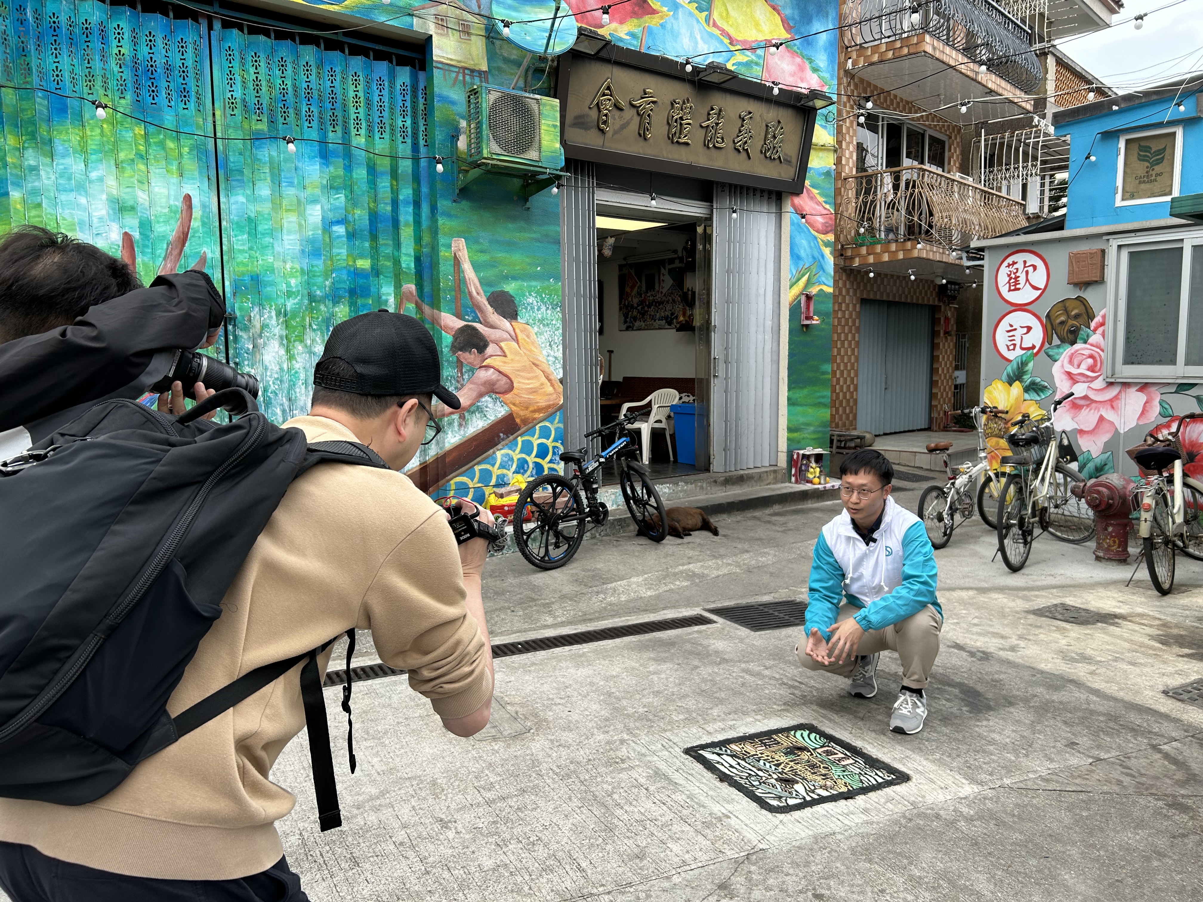 DSD Engineer, Mr Peter LING Ho-yin, introduced the thematic manhole covers in Tai O during the interview by Ta Kung Pao