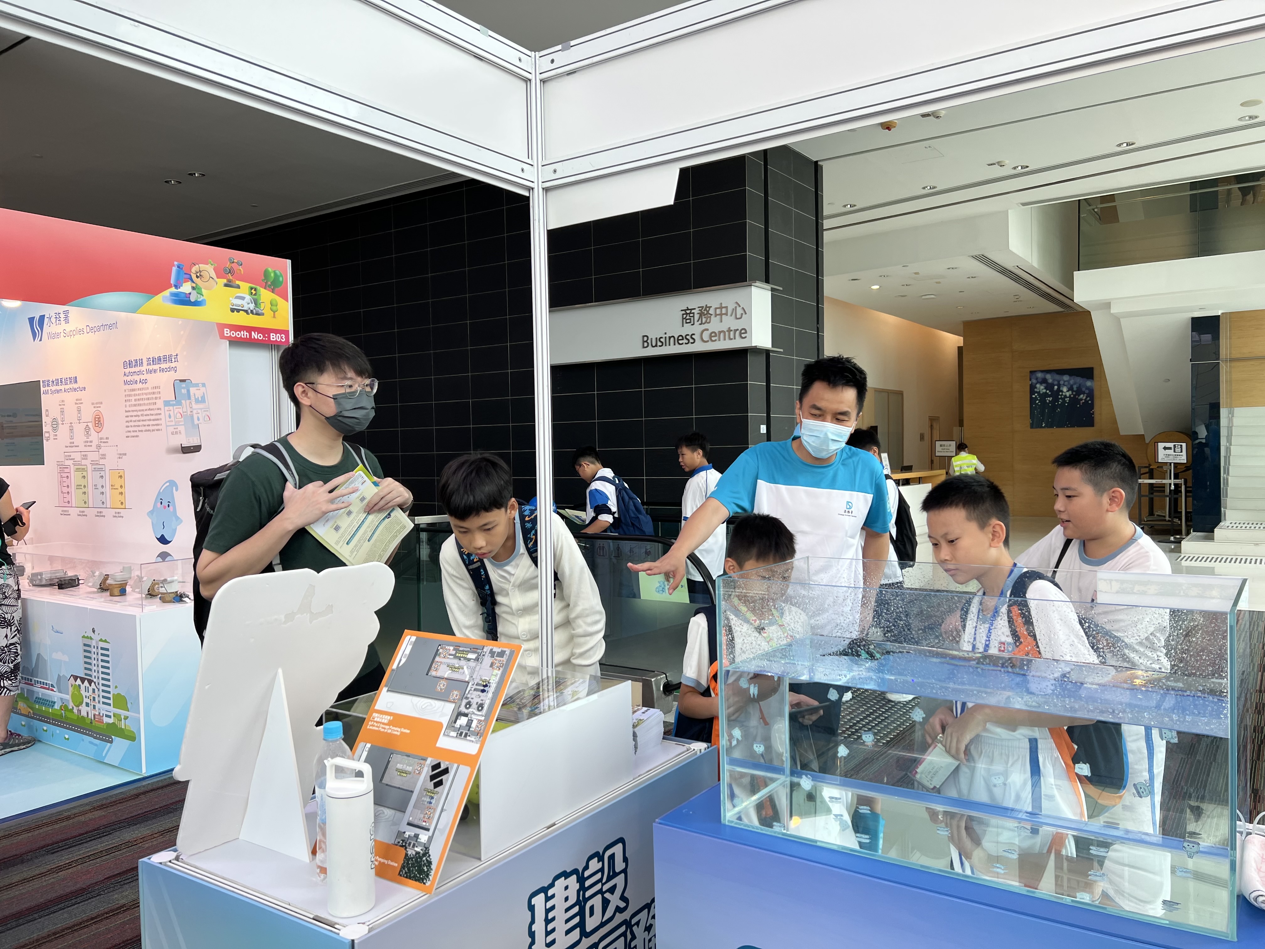 The public participated actively in the trial of mini Underwater Robot