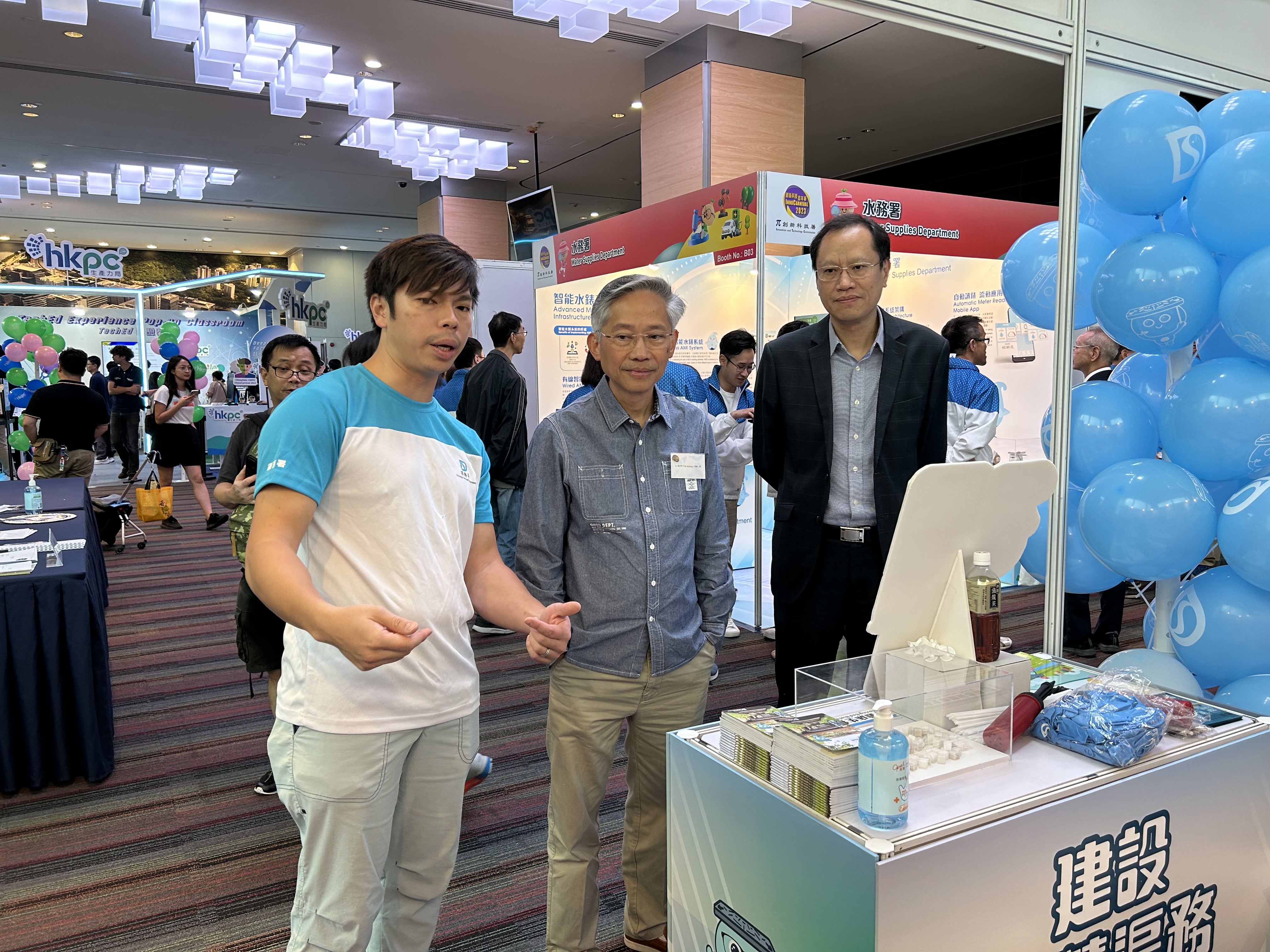 Former Permanent Secretary for Development (Works), Mr. HON Chi-keung (middle), accompanied by the Acting Director of Drainage Services, Mr CHUI Si-kay (first right), visited DSD's exhibition booth