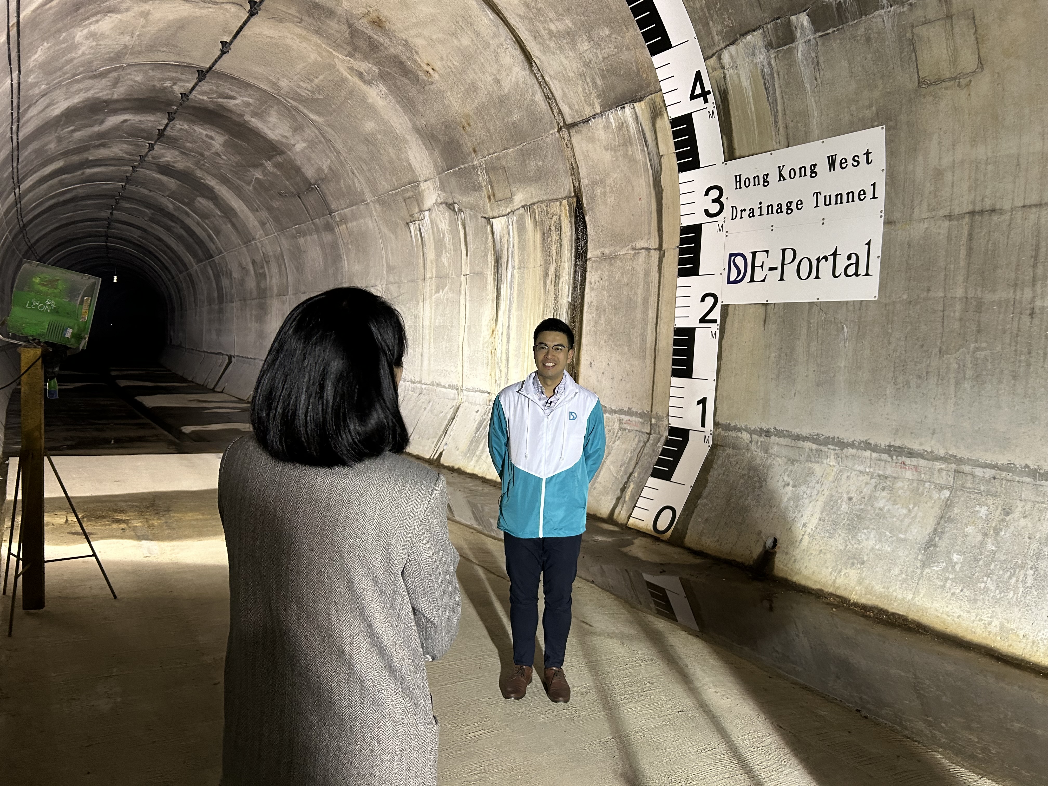 DSD Engineer, Mr Alex LAU Yiu-man, introduced the operation of the Hong Kong West Drainage Tunnel to Phoenix TV reporter