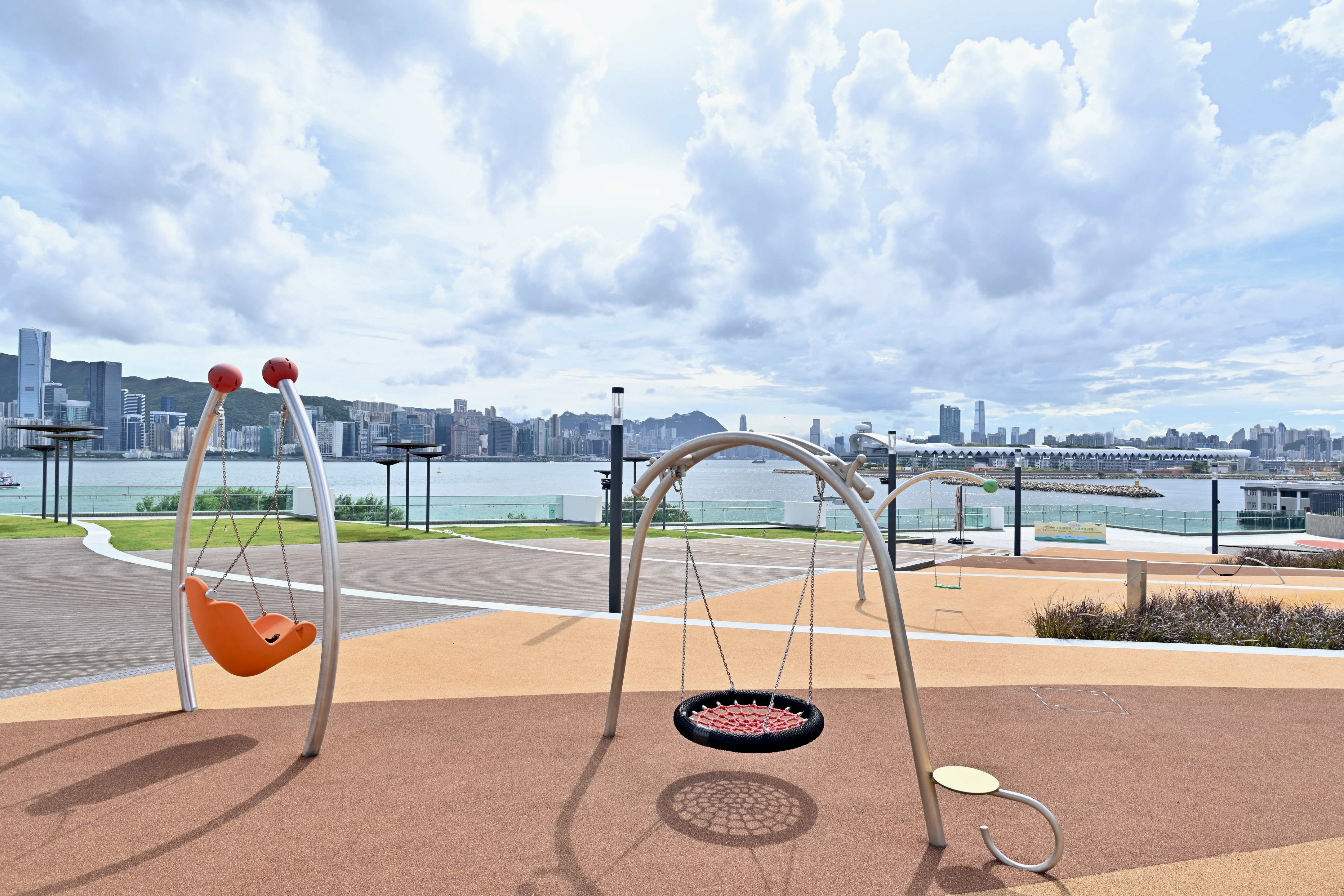 茶果嶺海濱公園及翠屏海濱今日（八月二十四日）正式啓用。圖示公園園景平台上的兒童遊樂設施。