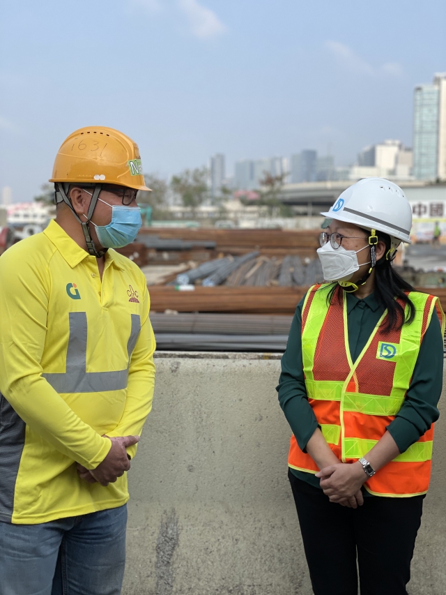 Ms. Alice Pang, Director of Drainage Services Department, visited the construction site on the 28th January 2021 to oversee the COVID-19 testing arranged for our workers. During the inspection, Ms. Pang expressed her care to the site workers, reminded the site staff and workers to keep cautious on their health.