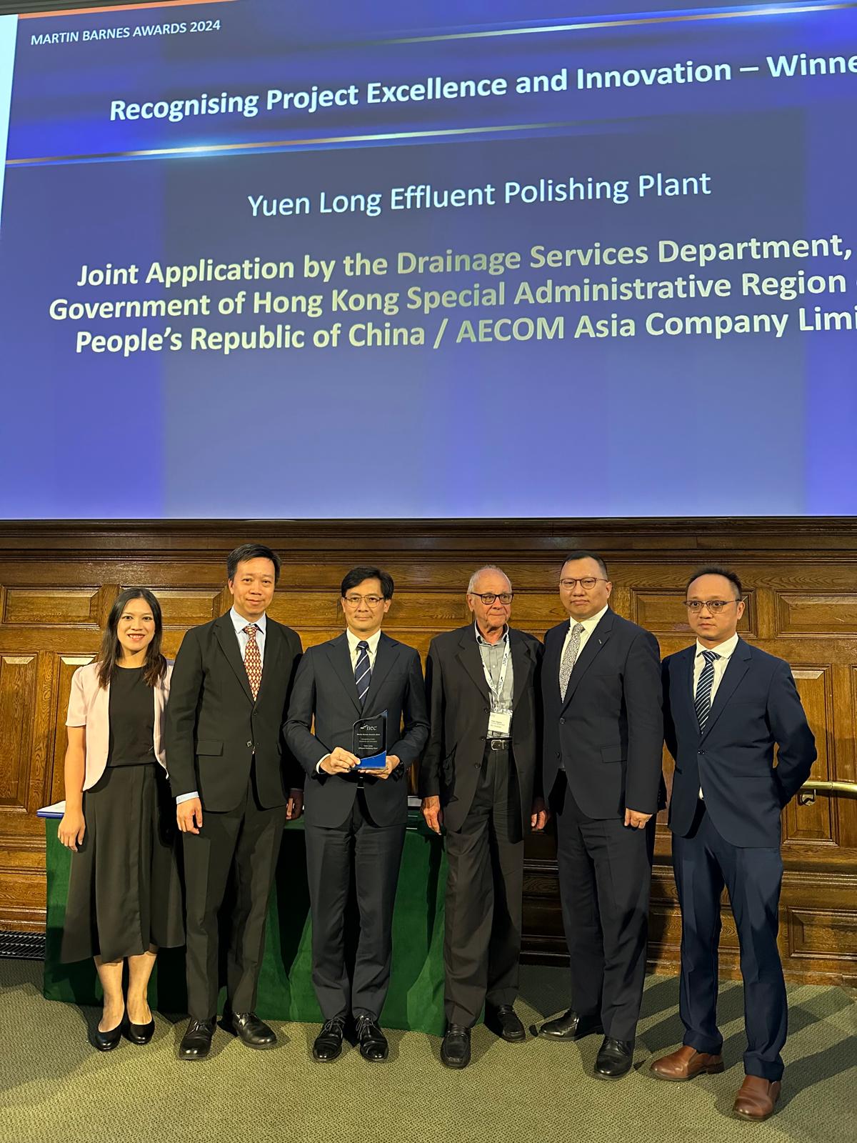 The Director of Drainage Services, Mr Ringo MOK Wing-cheong (third left), the Chief Engineer/Sewerage Projects, Mr YIP Tat-ming (second left) and the project team of Yuen Long Effluent Polishing Plant received the Martin Barnes Awards 2024 at the NEC Annual Conference 2024 and Prize Presentation Ceremony in London, the United Kingdom on 21 June 2024