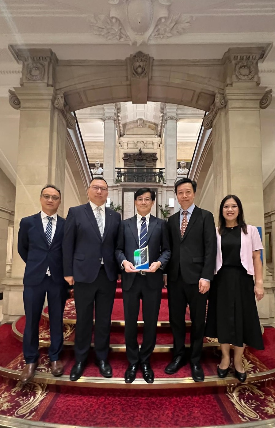 The Director of Drainage Services, Mr Ringo MOK Wing-cheong (third left) and the project team received the Winner of the Martin Barnes Awards 2024 of the Award Category “Recognising project excellence and innovation”
