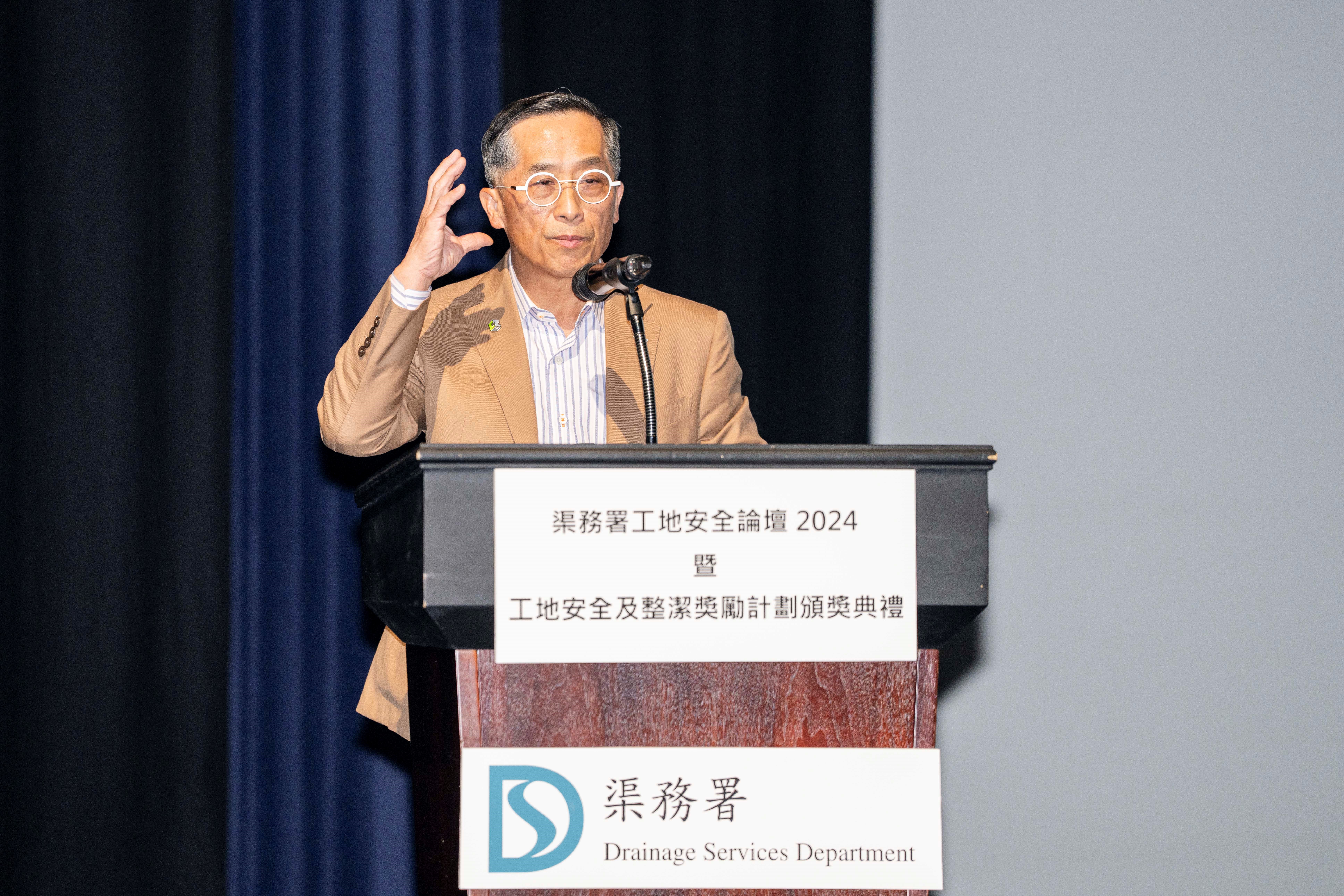 Ir Prof. Thomas HO, the Chairman of the Construction Industry Council, delivered a keynote speech at the Site Safety Forum 2024 cum Construction Sites Safety and Housekeeping Award Presentation Ceremony